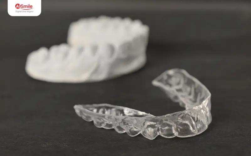 Bảng so sánh Invisalign, AI Smile, Zenyum và ClearCorrect về công nghệ, chi phí và thời gian điều trị