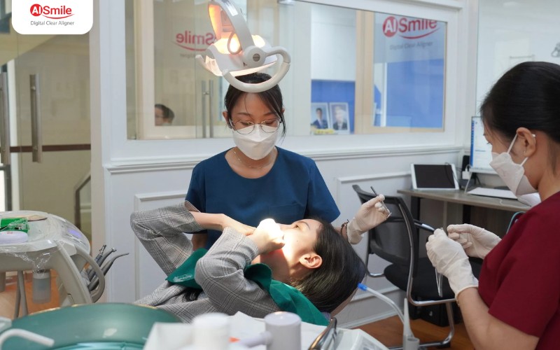 AI SMILE ứng dụng trí tuệ nhân tạo để thiết kế khay niềng có độ chính xác tuyệt đối, đảm bảo răng dịch chuyển đúng lộ trình dù thời gian đeo ngắn hơn